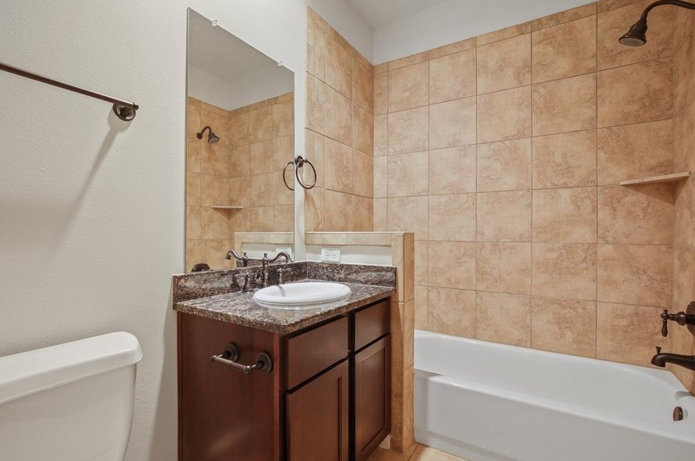 1123 Hempstead Villa Ln, Houston TX  77008-6048 exterior