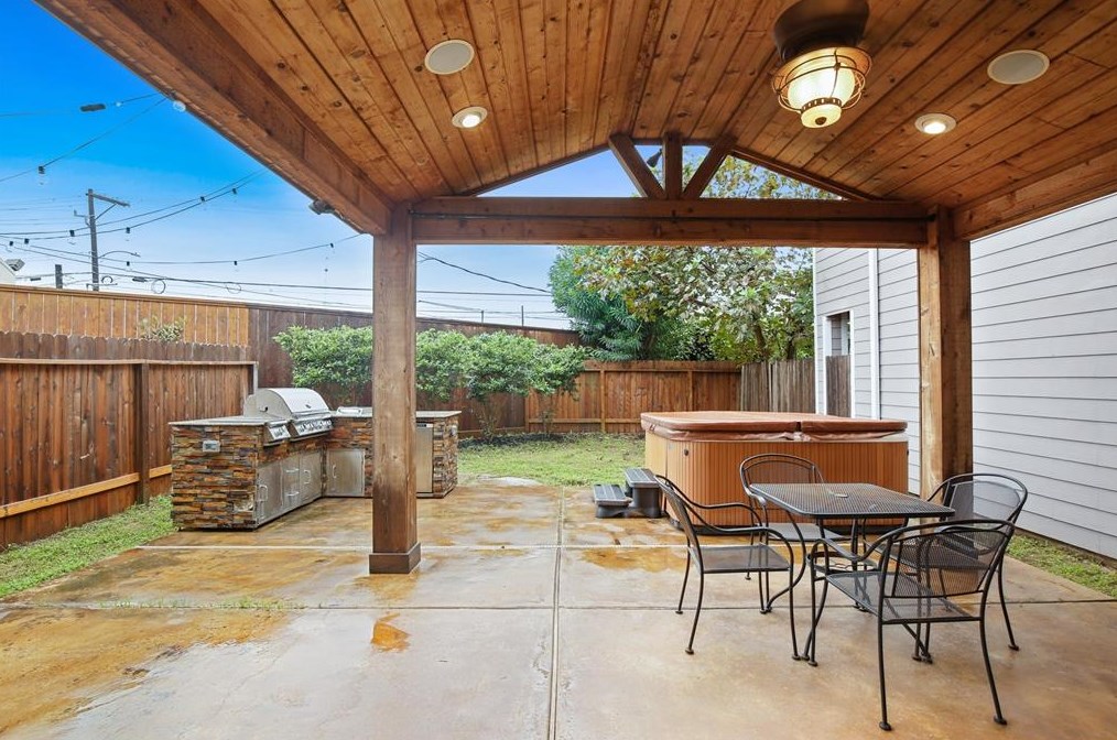 1123 Hempstead Villa Ln, Houston TX  77008-6049 exterior