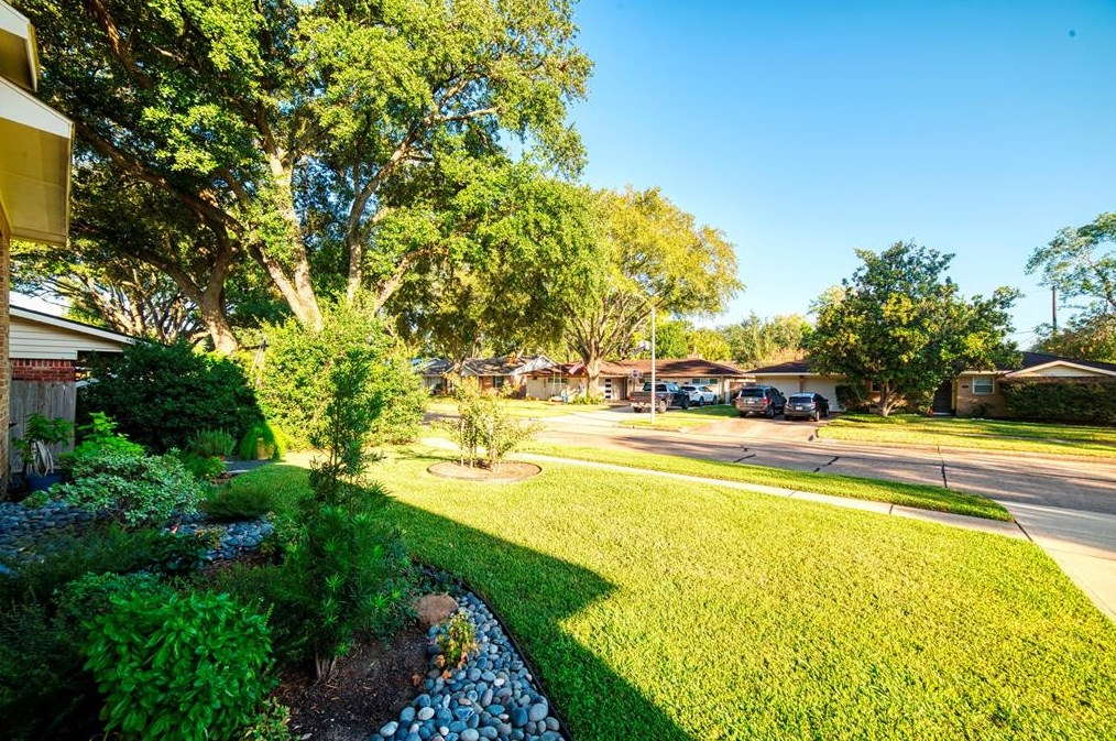 5821 Ariel St, Houston TX  77074-7101 exterior