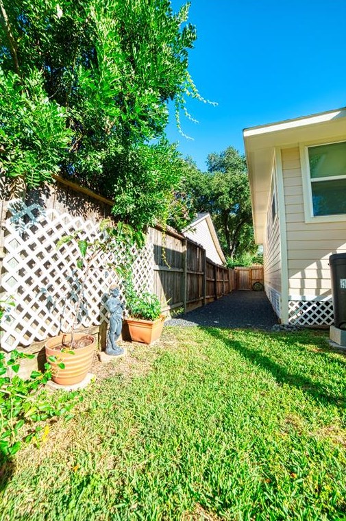 5821 Ariel St, Houston TX  77074-7101 exterior