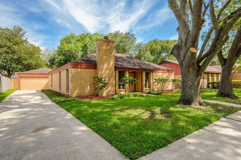 16023 Havenhurst Dr, Houston TX  77059-5207 exterior