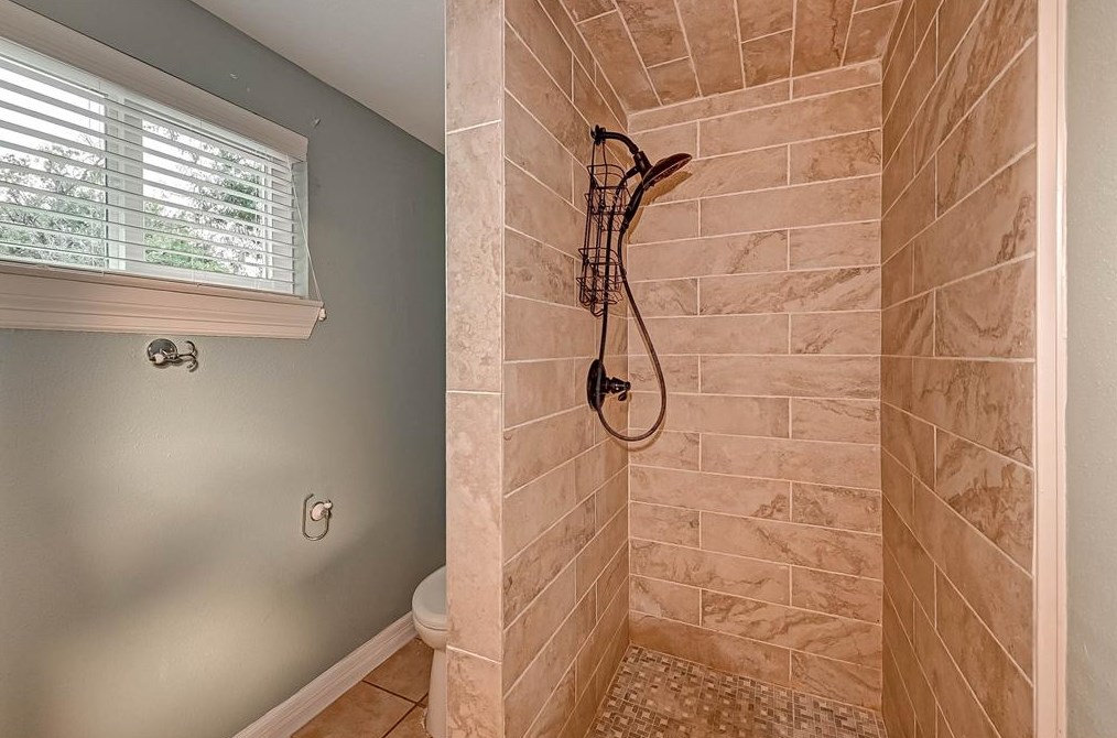 2015 Chaparral Dr, Houston TX  77043-2401 exterior