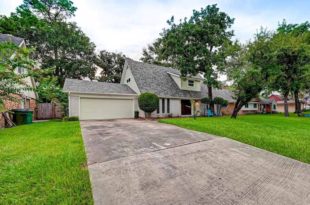 2015 Chaparral Dr, Houston TX  77043-2401 exterior