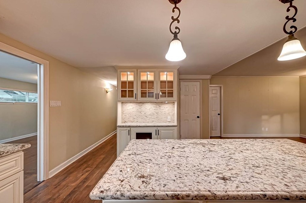 2015 Chaparral Dr, Houston TX  77043-2401 exterior