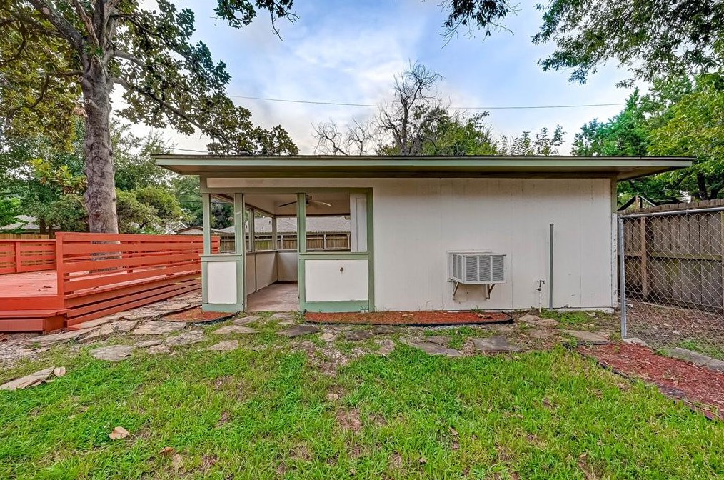 2015 Chaparral Dr, Houston TX  77043-2401 exterior