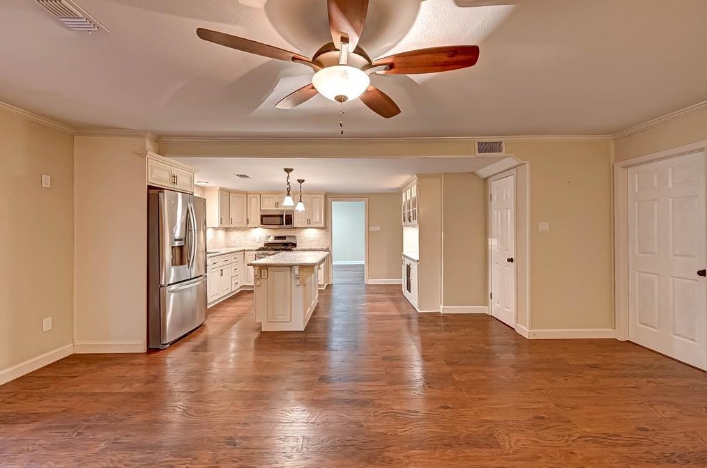 2015 Chaparral Dr, Houston TX  77043-2401 exterior
