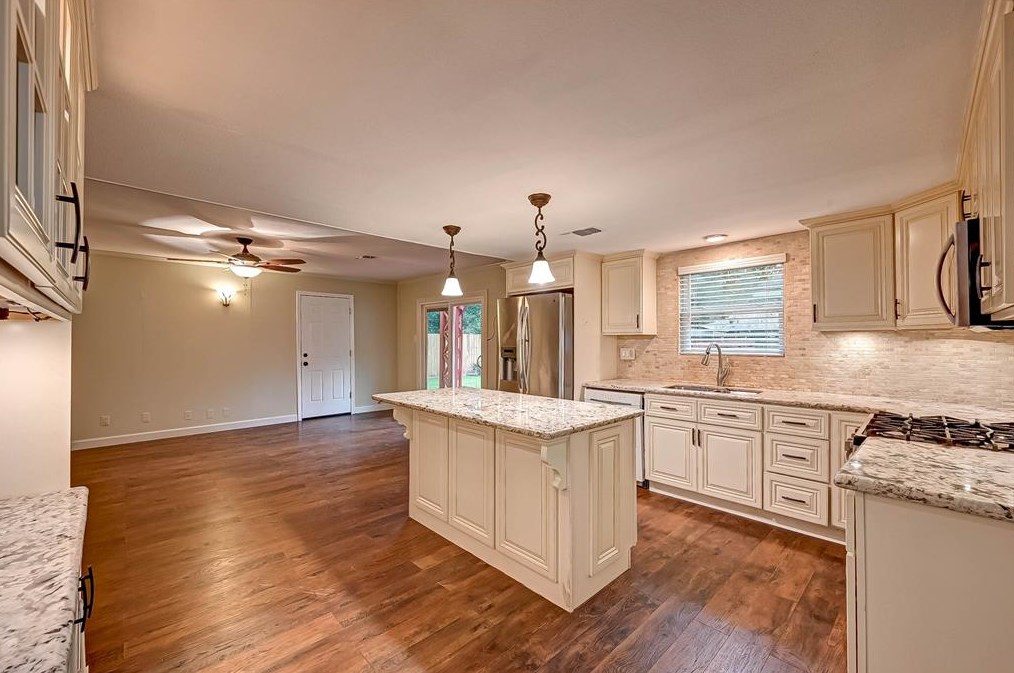 2015 Chaparral Dr, Houston TX  77043-2401 exterior