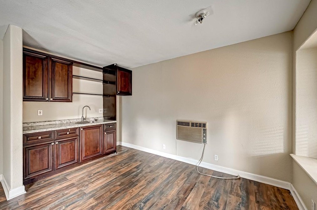 2015 Chaparral Dr, Houston TX  77043-2401 exterior