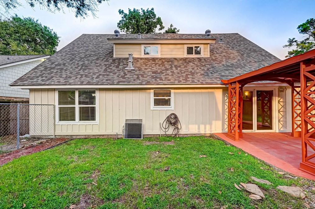 2015 Chaparral Dr, Houston TX  77043-2401 exterior