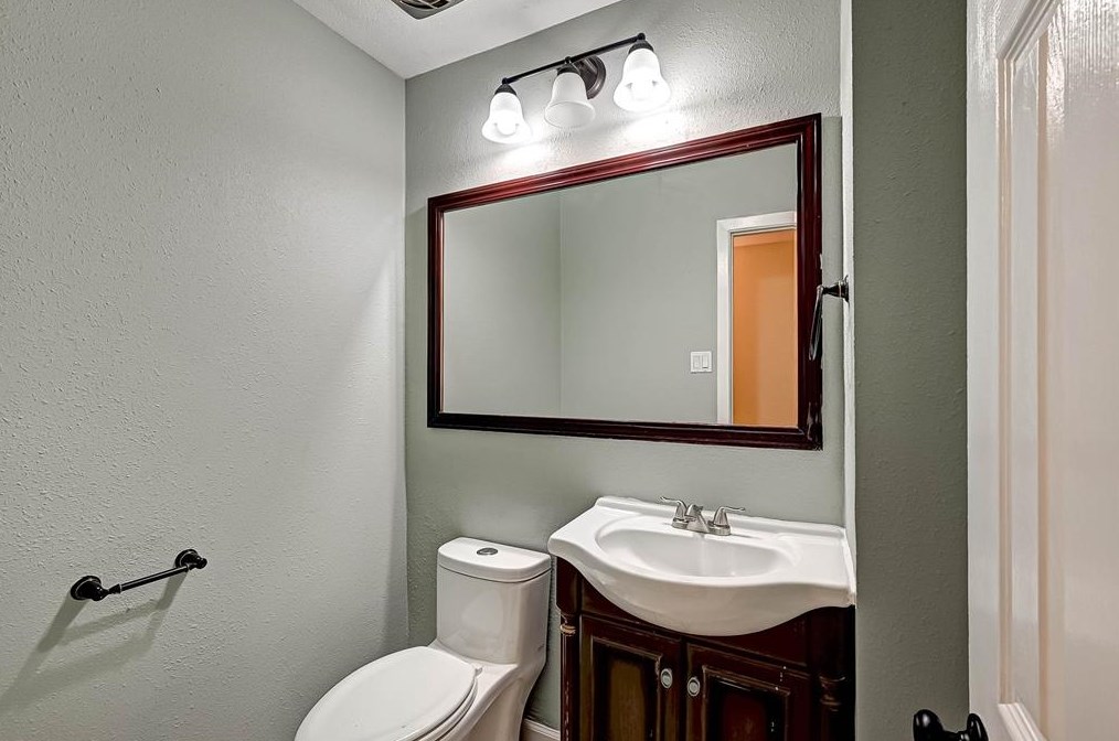 2015 Chaparral Dr, Houston TX  77043-2401 exterior