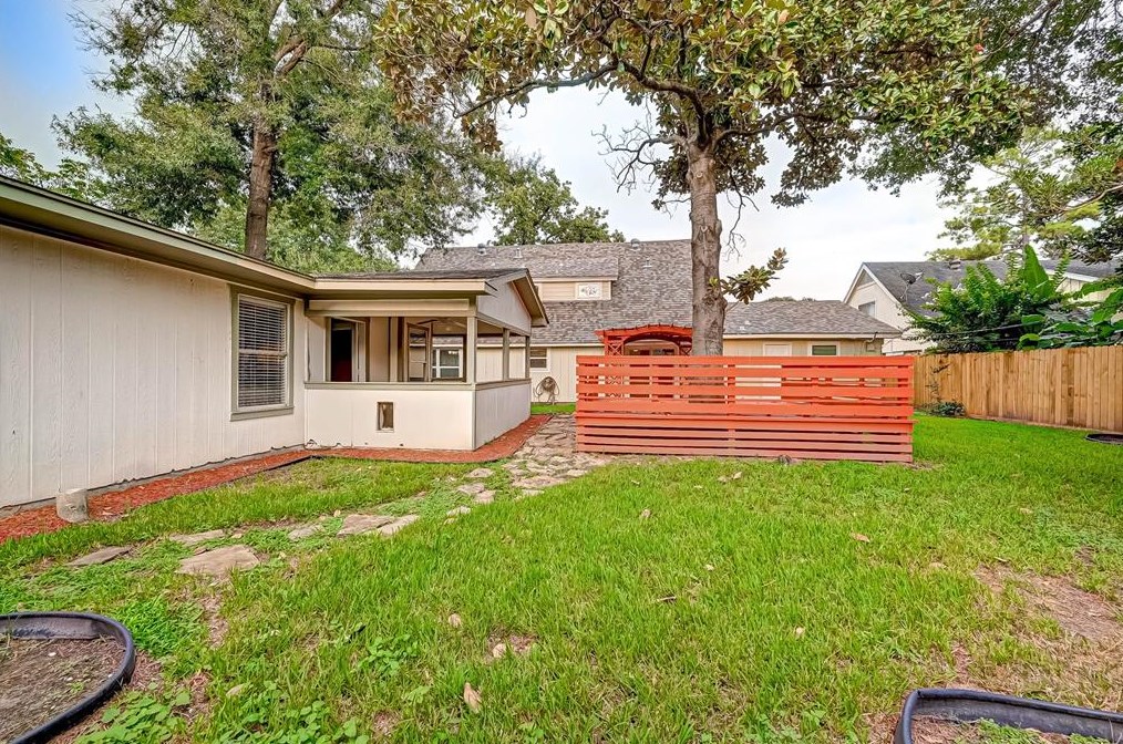 2015 Chaparral Dr, Houston TX  77043-2401 exterior