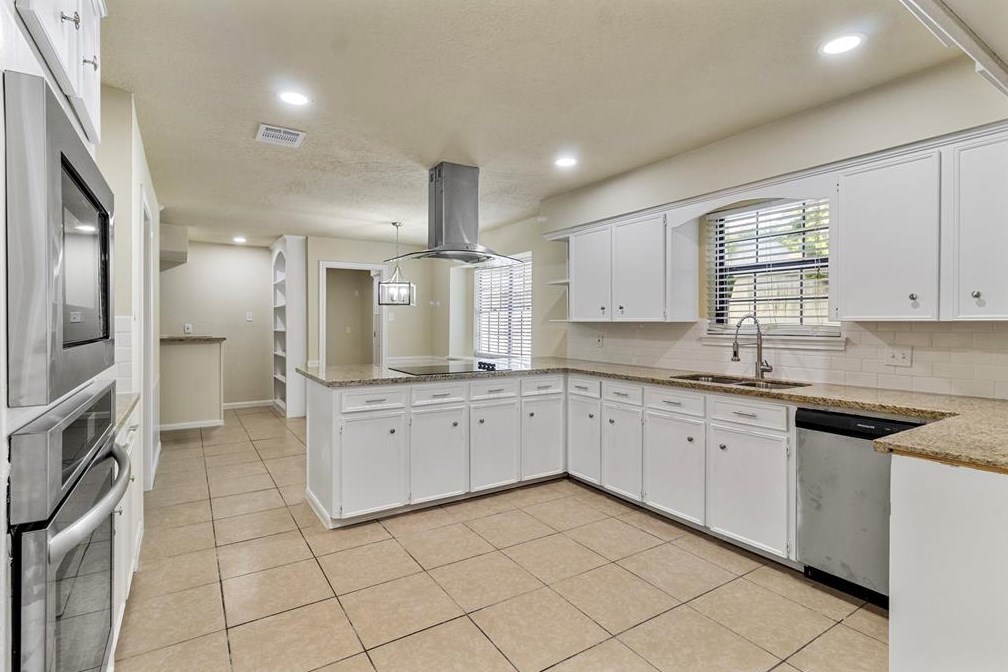 4806 Charade Dr, Houston TX  77066-2625 exterior