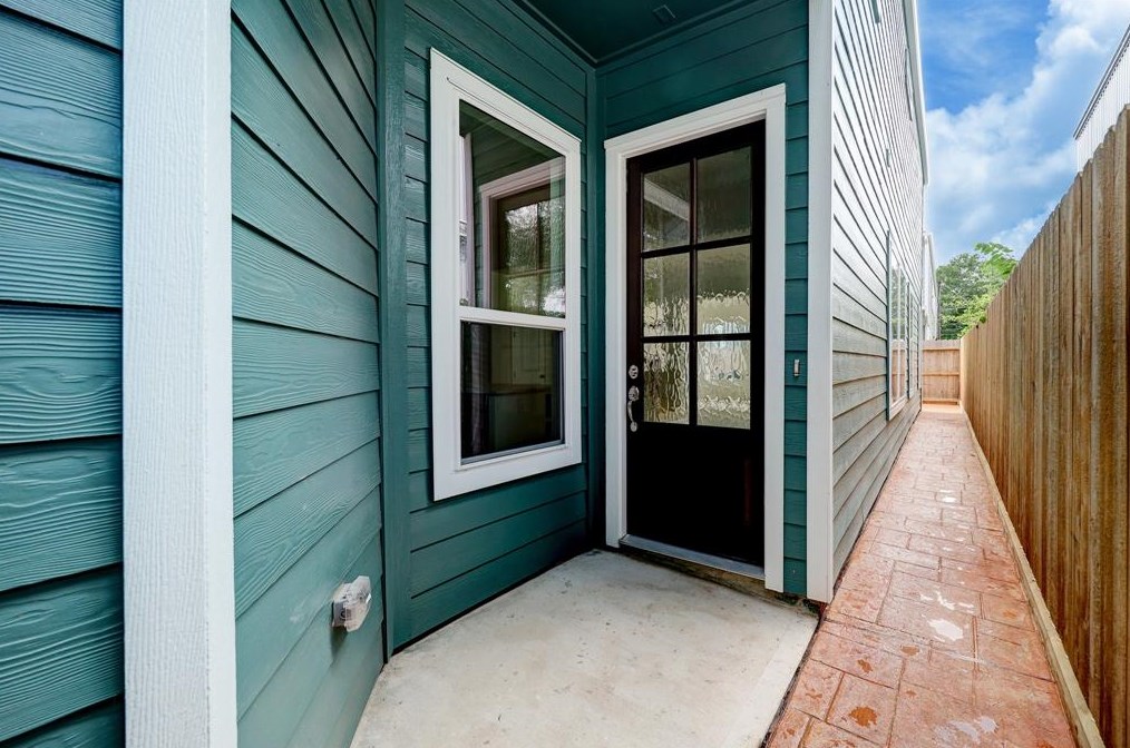 945 Wakefield Dr, Houston TX  77018-6203 exterior