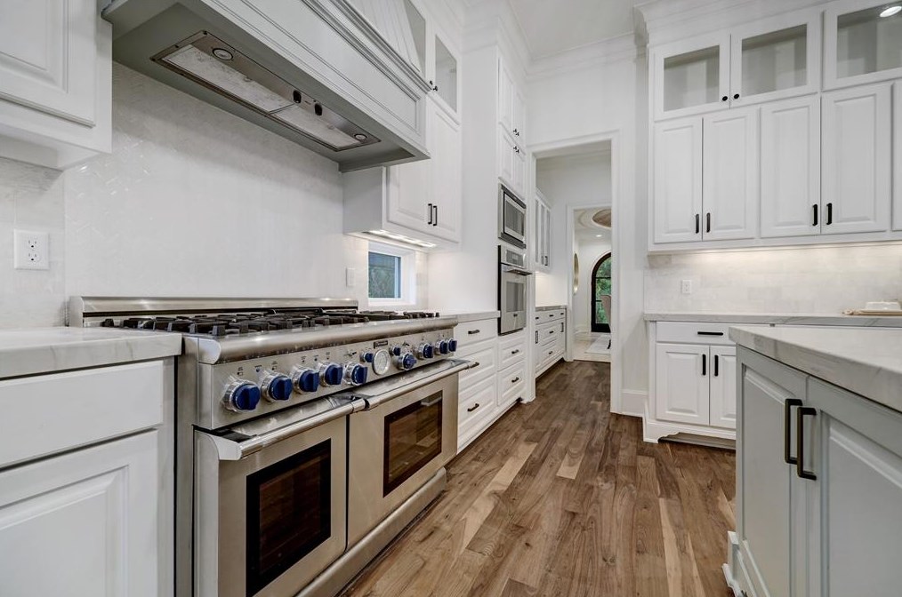 2111 Troon Rd, Houston TX  77019-1511 exterior