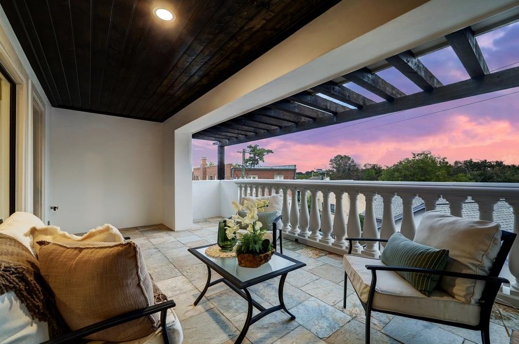 2111 Troon Rd, Houston TX  77019-1511 exterior