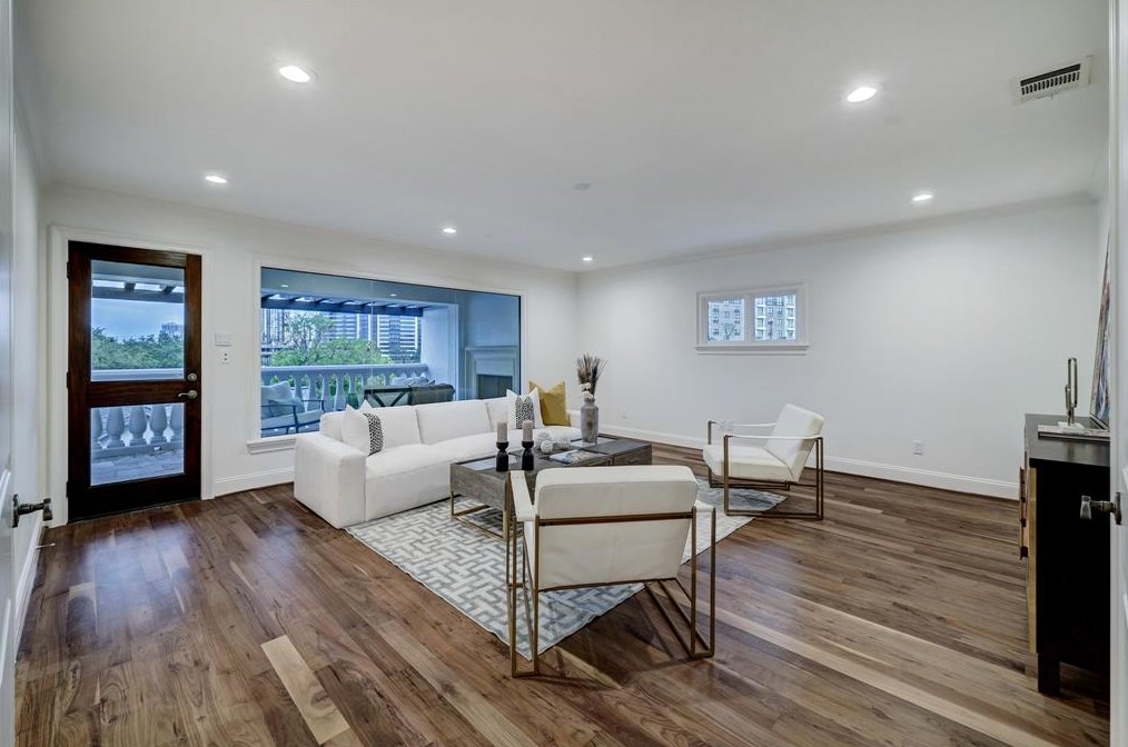 2111 Troon Rd, Houston TX  77019-1511 exterior