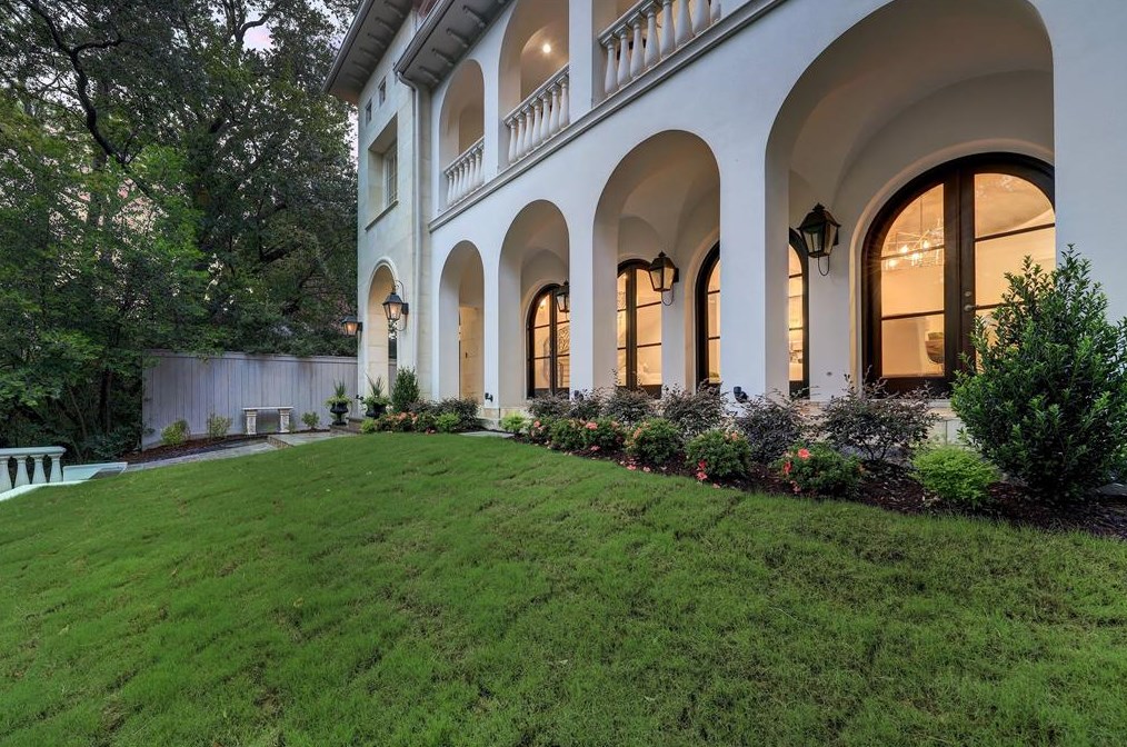 2111 Troon Rd, Houston TX  77019-1511 exterior