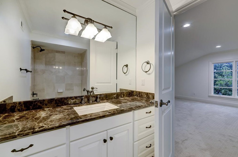 2111 Troon Rd, Houston TX  77019-1511 exterior