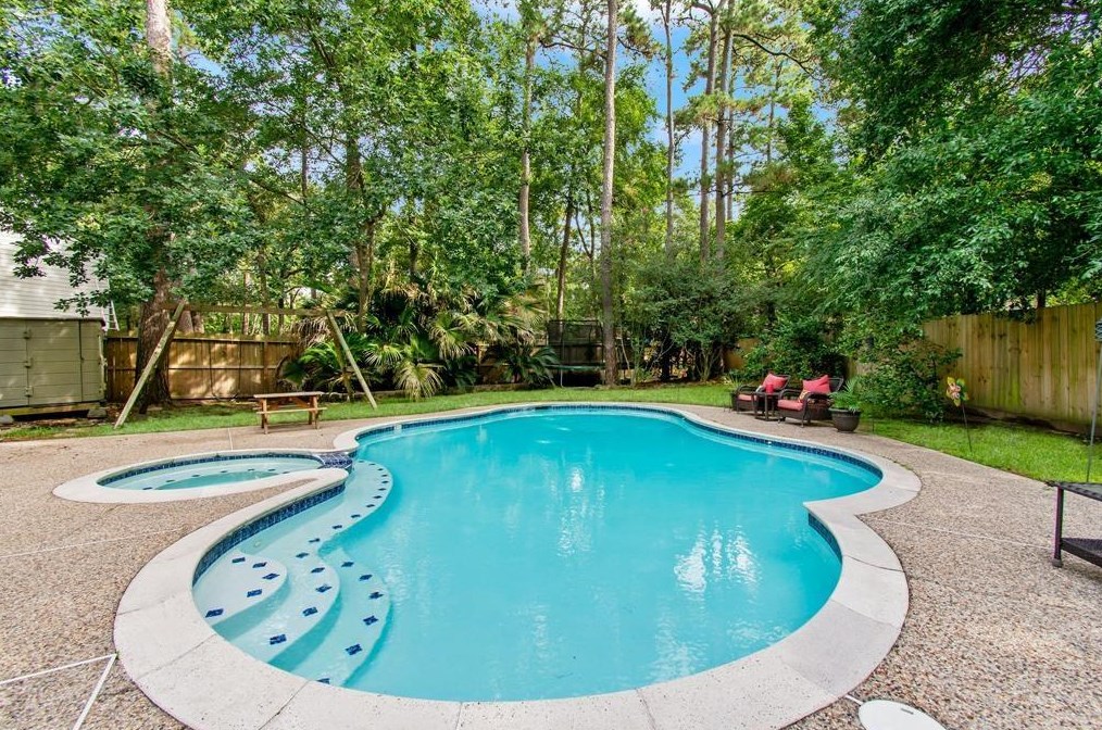 10 Elk Crossing Dr, Spring TX  77381-4327 exterior