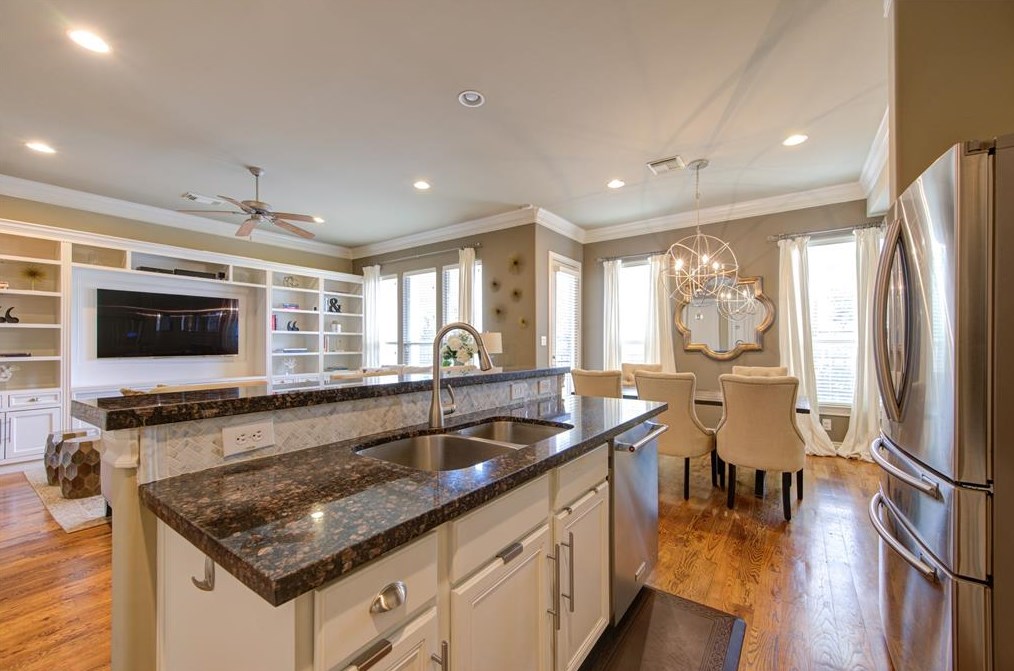 1110 Sherwood Trl, Houston TX  77043-2870 exterior