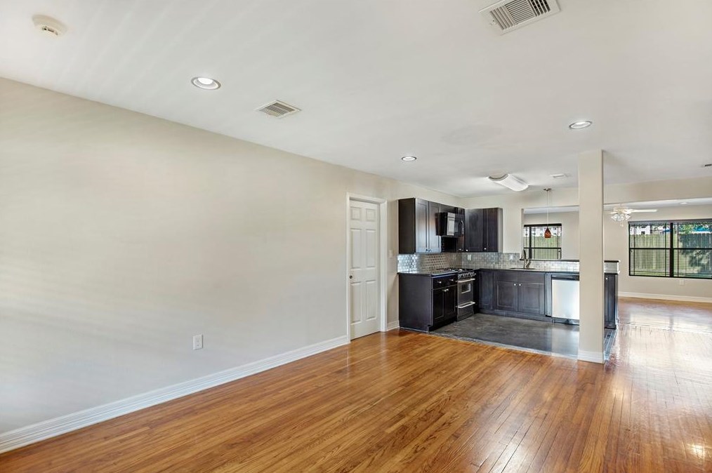 2106 Stonecrest Dr, Houston TX  77018-7127 exterior