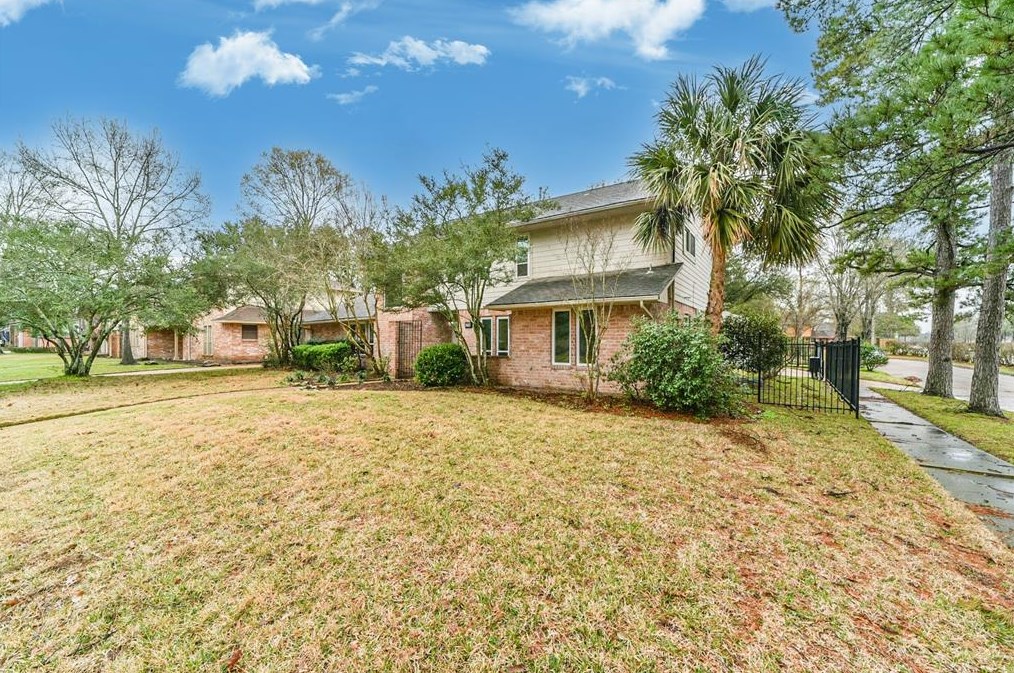 15702 Brookvilla Dr, Houston TX  77059-5909 exterior