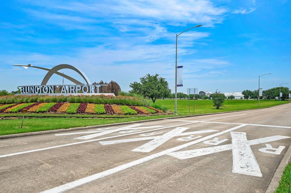 431 Leicester Ln, Houston TX  77034-5447 exterior