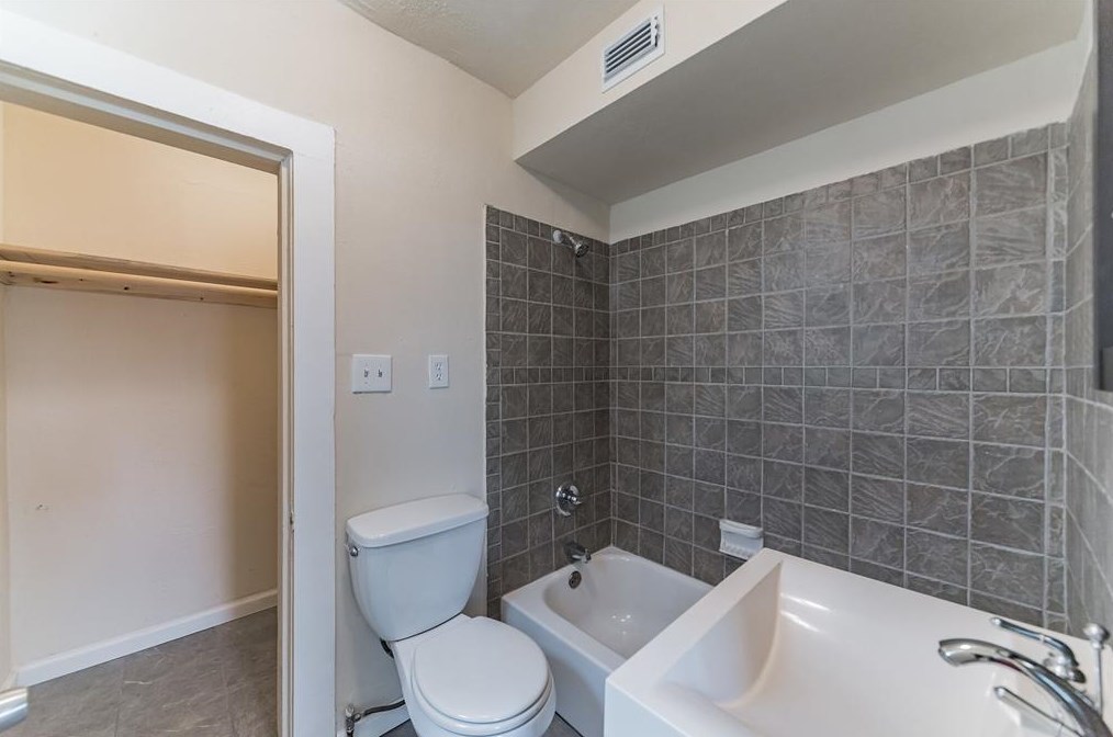1628 Hawthorne, Houston TX  77006-4010 exterior