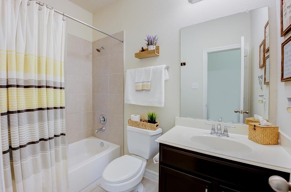 11714 Harristown Dr, Houston TX  77047-2577 exterior