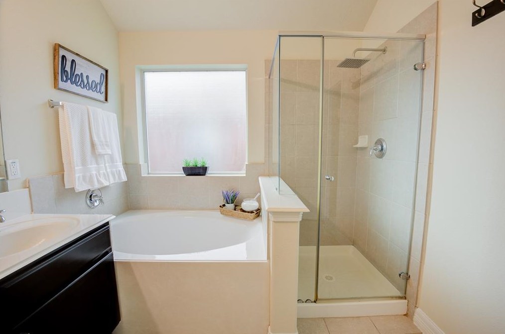 11714 Harristown Dr, Houston TX  77047-2577 exterior