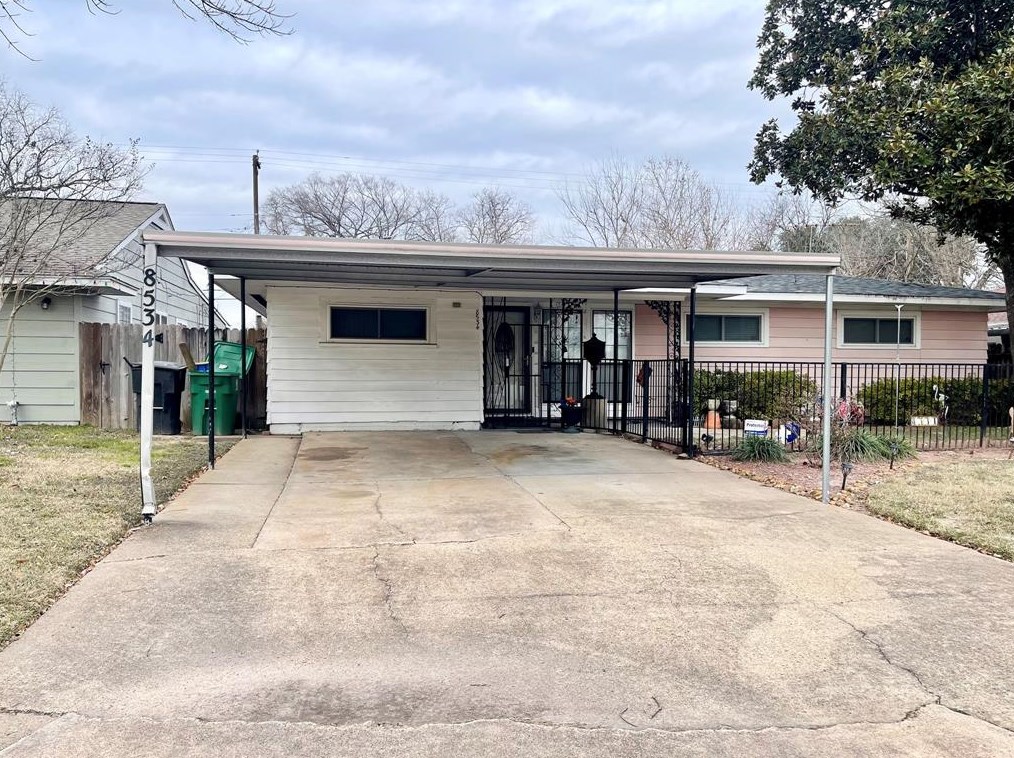 8534 Sonneville Dr, Houston TX  77080-3641 exterior