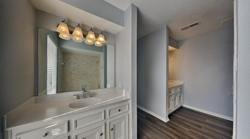 102 Old Brg Lk, Houston TX  77069-3465 exterior