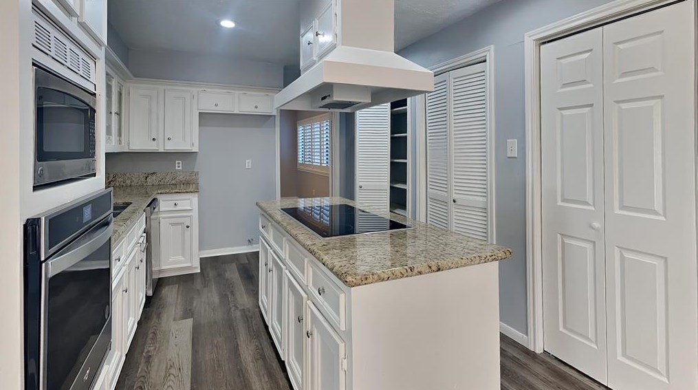 102 Old Brg Lk, Houston TX  77069-3465 exterior