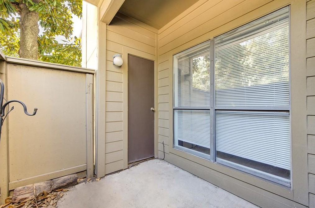 10051 Westpark Dr, Houston TX  77042-5951 exterior