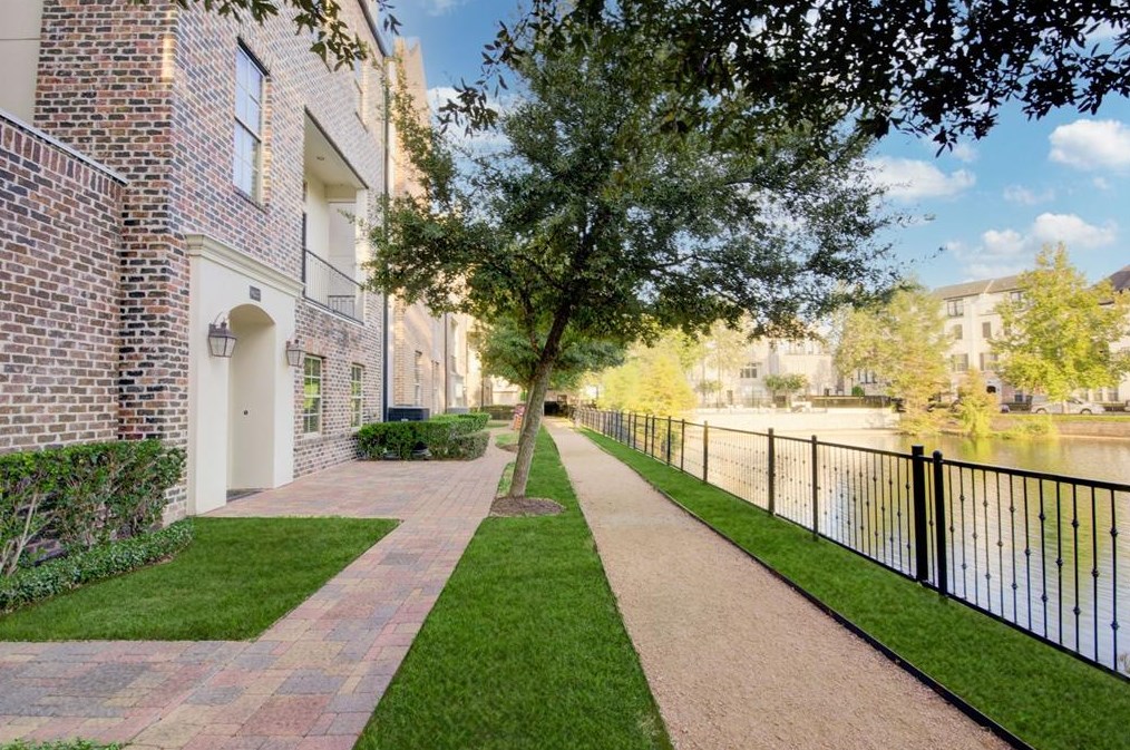 9627 Fannin Sta, Houston TX  77045-4654 exterior