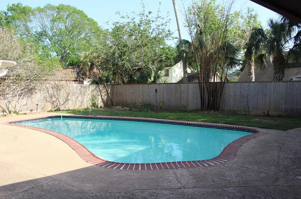 16338 Clearcrest Dr, Houston TX  77059-6508 exterior