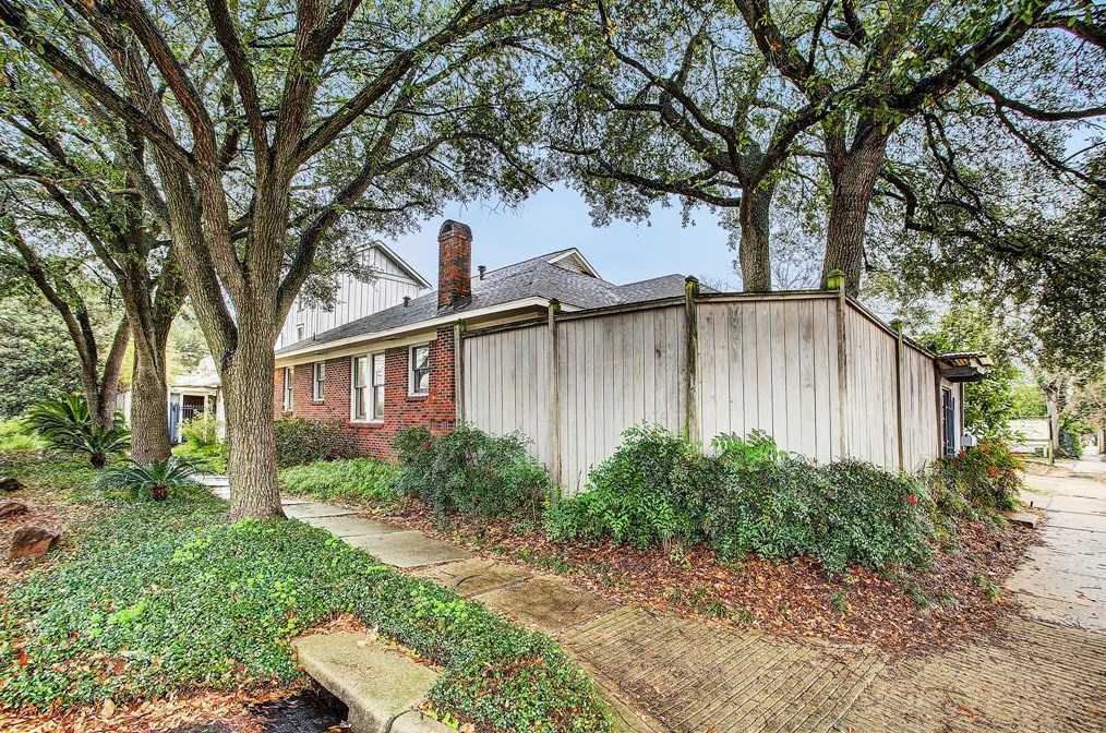 1901 Dunlavy St, Houston TX  77006-1726 exterior