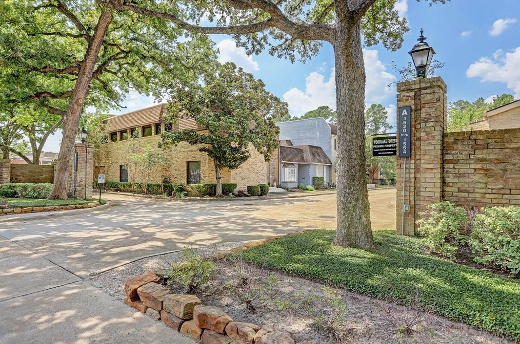 1526 Gessner Rd, Houston TX  77063-1114 exterior