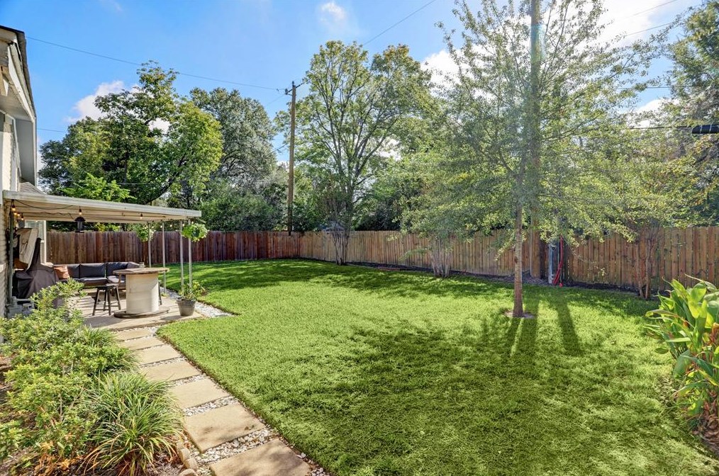 9275 Mcdade, Houston TX  77080-2918 exterior