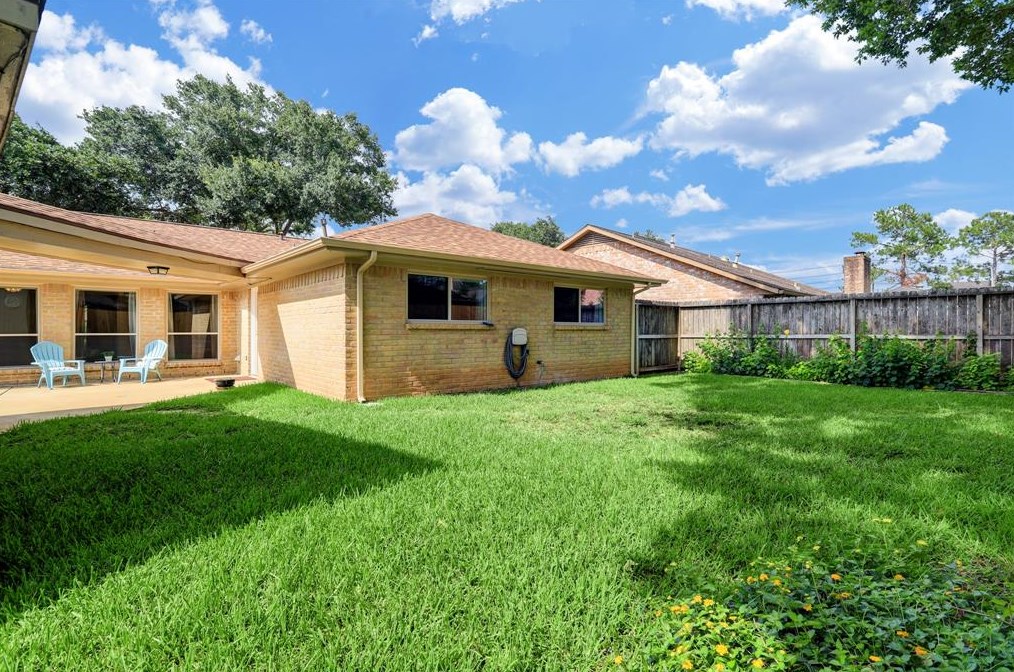 3022 Blue Mdw Cir, Sugar Land TX  exterior