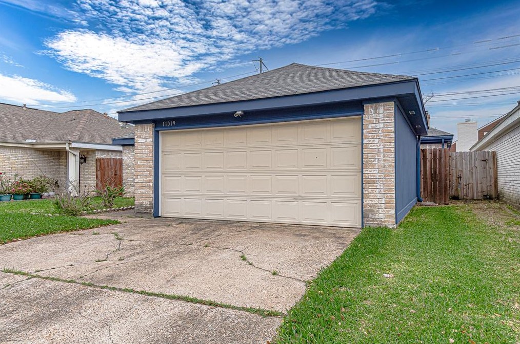 11019 Willwood Dr, Houston TX  77072-1425 exterior