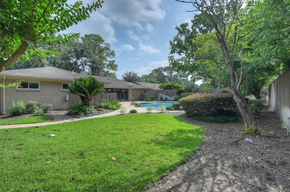 4327 Silverwood Dr, Houston TX  77035-3635 exterior