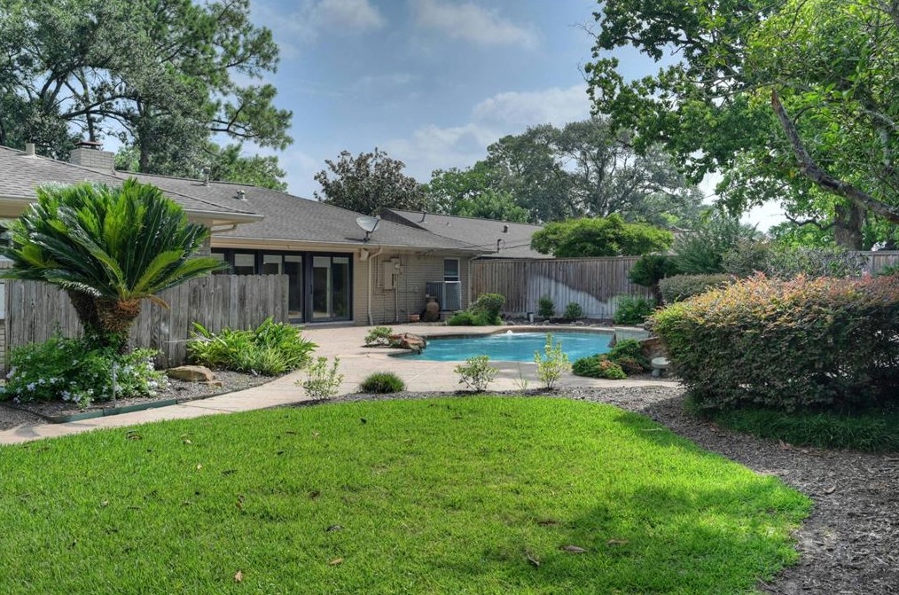 4327 Silverwood Dr, Houston TX  77035-3635 exterior