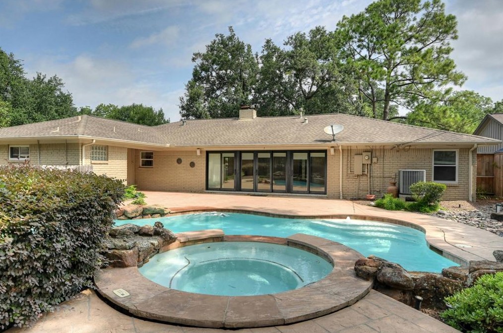 4327 Silverwood Dr, Houston TX  77035-3635 exterior
