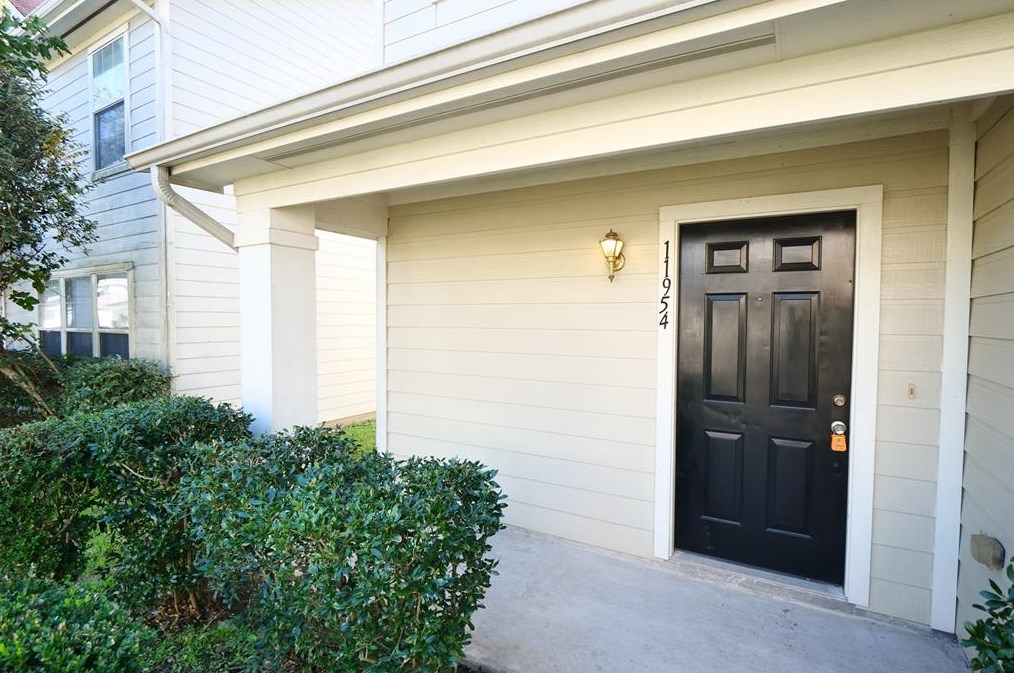 11954 Chanteloup Dr, Houston TX  77047-4442 exterior