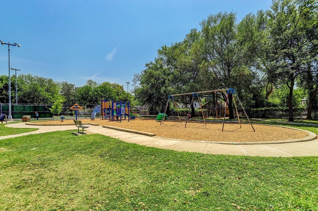 2247 Columbia St, Houston TX  77007-1636 exterior