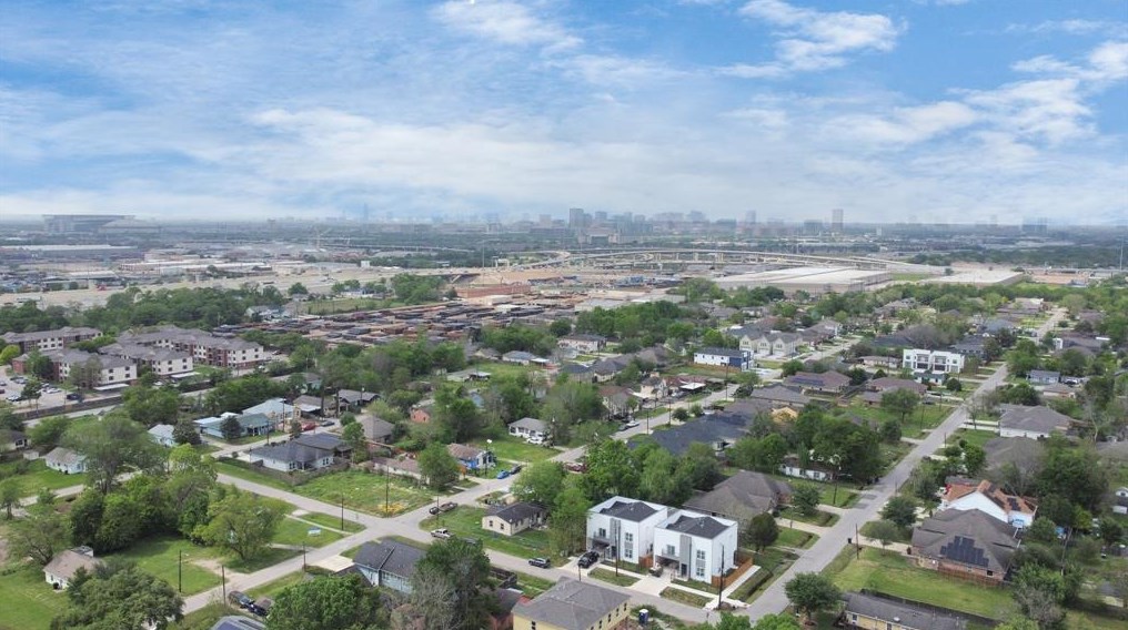 3433 Shelby Cir, Houston TX 77051-1256 exterior