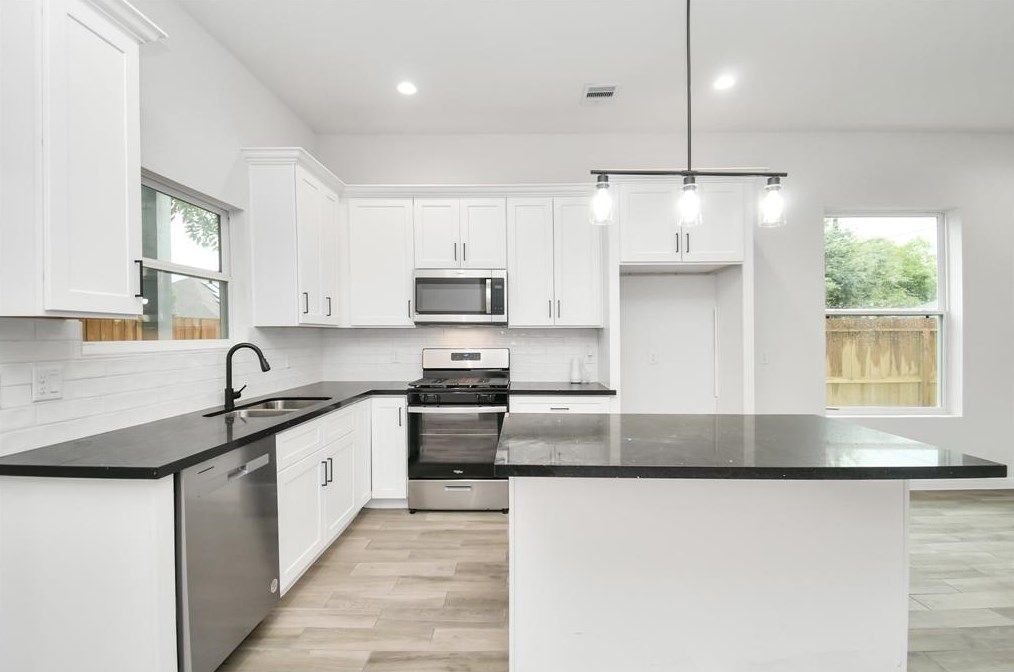 3433 Shelby Cir, Houston TX 77051-1256 exterior