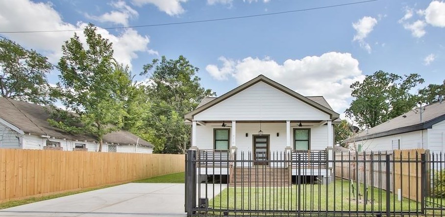 716 Barkley St, Houston TX  77022-3917 exterior