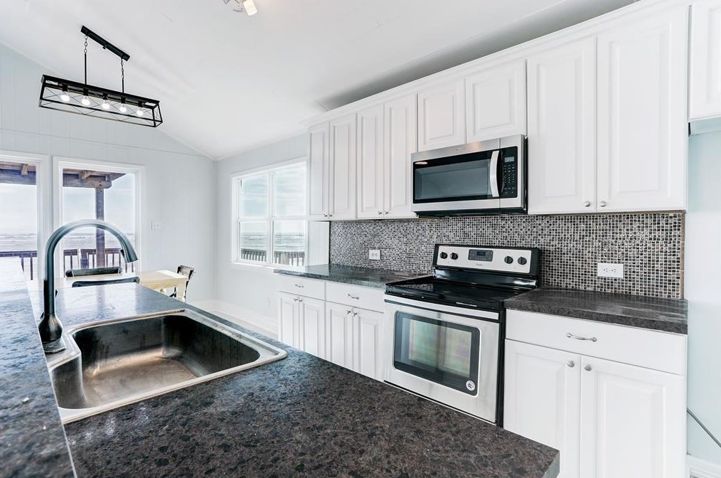 13007 Gulf Bch Dr, Jones Creek TX  77541-7261 exterior
